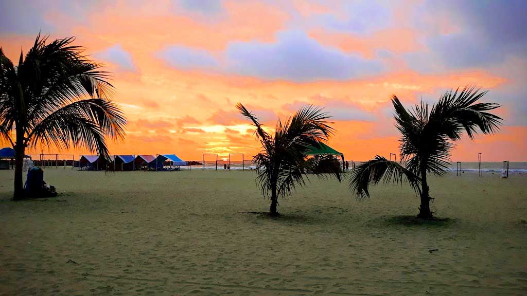 Atardecer en la Playa de Cojimies by Luis Hernan Valle